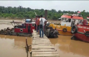 Ponton Batubara Tersangkut Di Jembatan Desa Bentayan