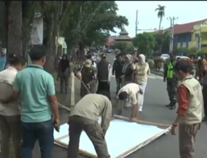 Tim Gabungan Turunkan Baliho di Masa Tenang