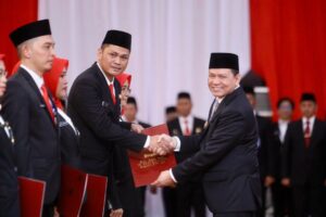 Pj Gubernur Elen Setiadi Sematkan Penghargaan Satyalancana Karya Satya Bagi 1.014 ASN Dilingkungan Pemprov Sumsel