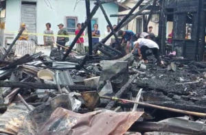 Dua Rumah, Lima Bedeng Hangus Terbakar