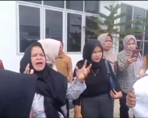 Wanita Di Lubuklinggau Menangis Minta Keadilan
