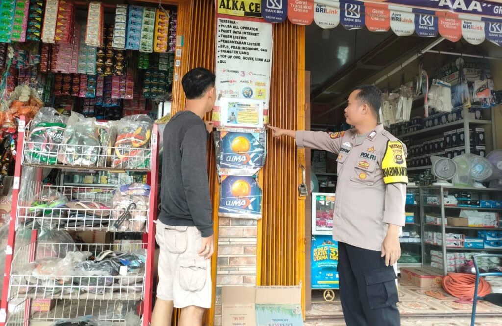 Polsek Indralaya Perkuat Keamanan Dan Edukasi Dengan Stiker Siskamling