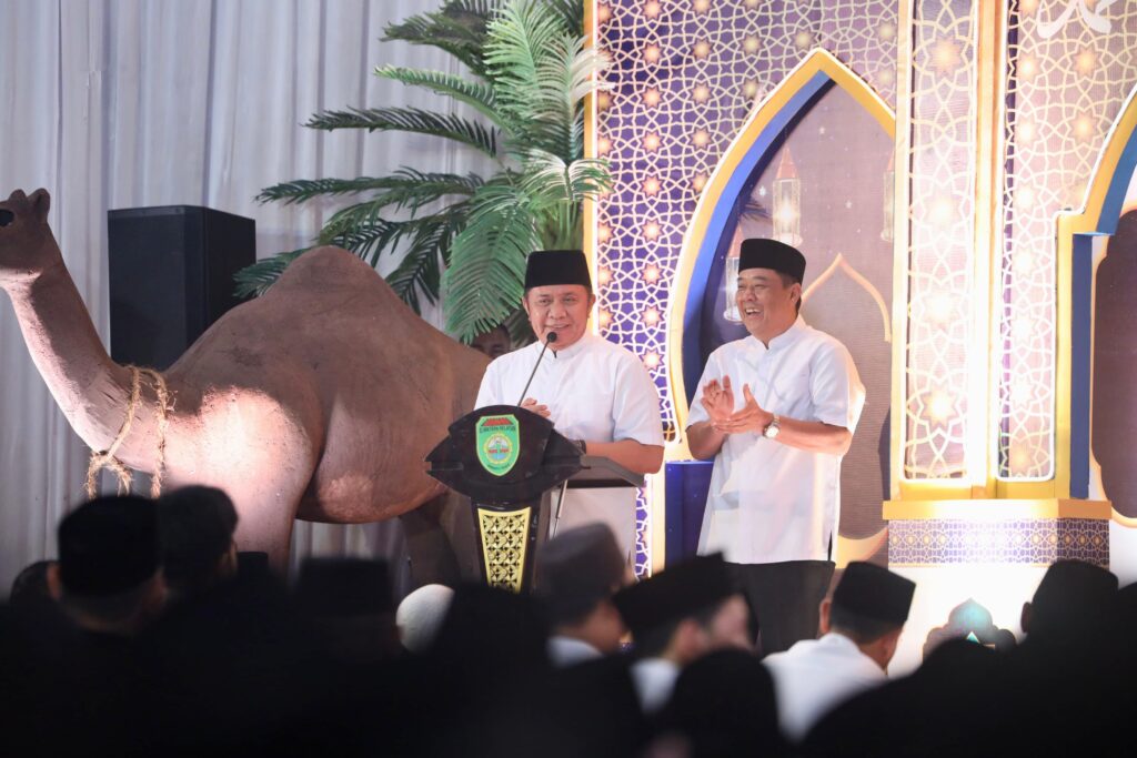 Awali Safari Ramadhan 1446 H, Gubernur Herman Deru dan Wagub Cik Ujang Sholat Isya dan Tarawih Berjamaah Dengan Ribuan Umat Muslim Sumsel