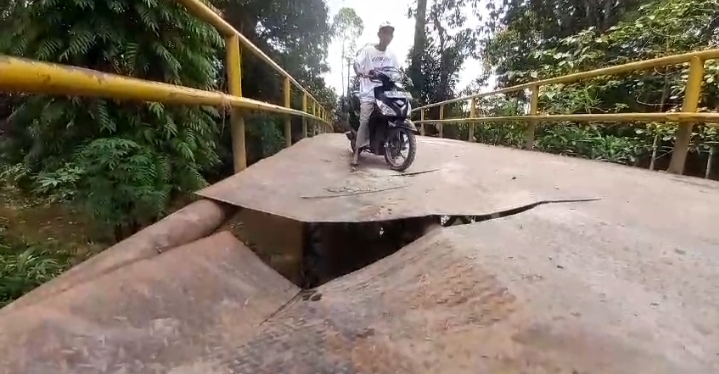 Jembatan Penghubung Dua Desa Di Ogan Ilir Nyaris Ambruk