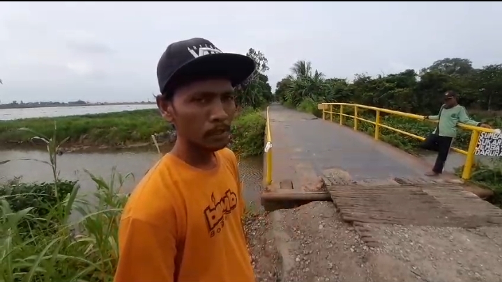 Jembatan Lebung Jangkar Rusak, Warga Inisiatif Perbaiki Sementara
