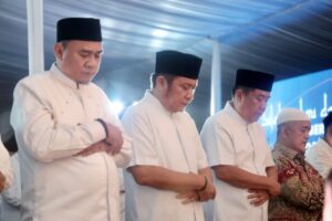 Awali Safari Ramadhan 1446 H, Herman Deru dan Cik Ujang Sholat Isya dan Tarawih Berjamaah Dengan Ribuan Umat Muslim Sumsel