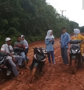 Warga Keluhkan Jalan Rusak Di Desa Tangai