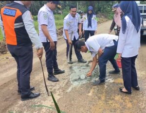 Demi Kelancaran Arus Mudik, Dishub Pali Tambal Jalan Berlobang