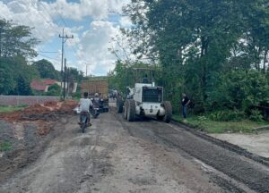 Pebaikan Sementara Jalan Rusak Meranjat-Tanjung Batu