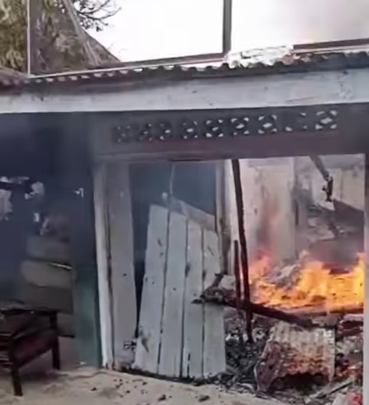 Dua Rumah Di Muara Meranjat Hangus Terbakar