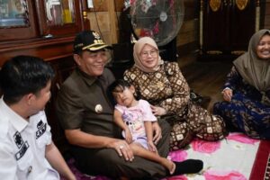 Bupati Toha Kunjungi Bocah Pengidap Jantung Bocor