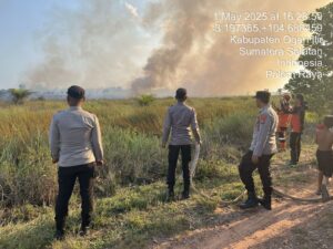 BPBD Dan Polisi Terjun Padamkan Kebakaran Lahan Gambut Di Indralaya Utara