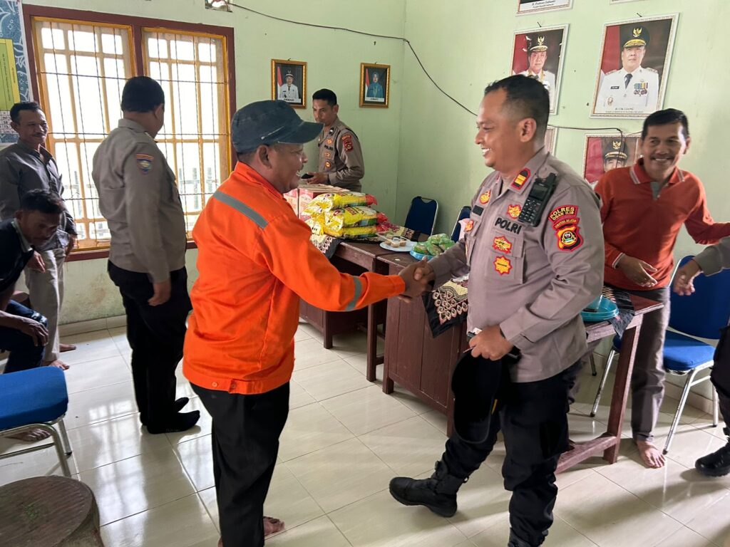 Polisi Dan Warga Pulau Negara Kompak Hadapi Musim Kemarau Cegah Karhutlah