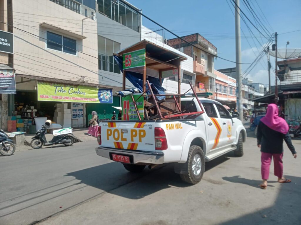 Satpol PP Muara Enim Tertibkan PKL Bandel