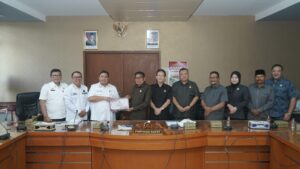 Pemkab Muara Enim Serahkan Dokumen Raperda Pertanggungjawaban APBD 2024