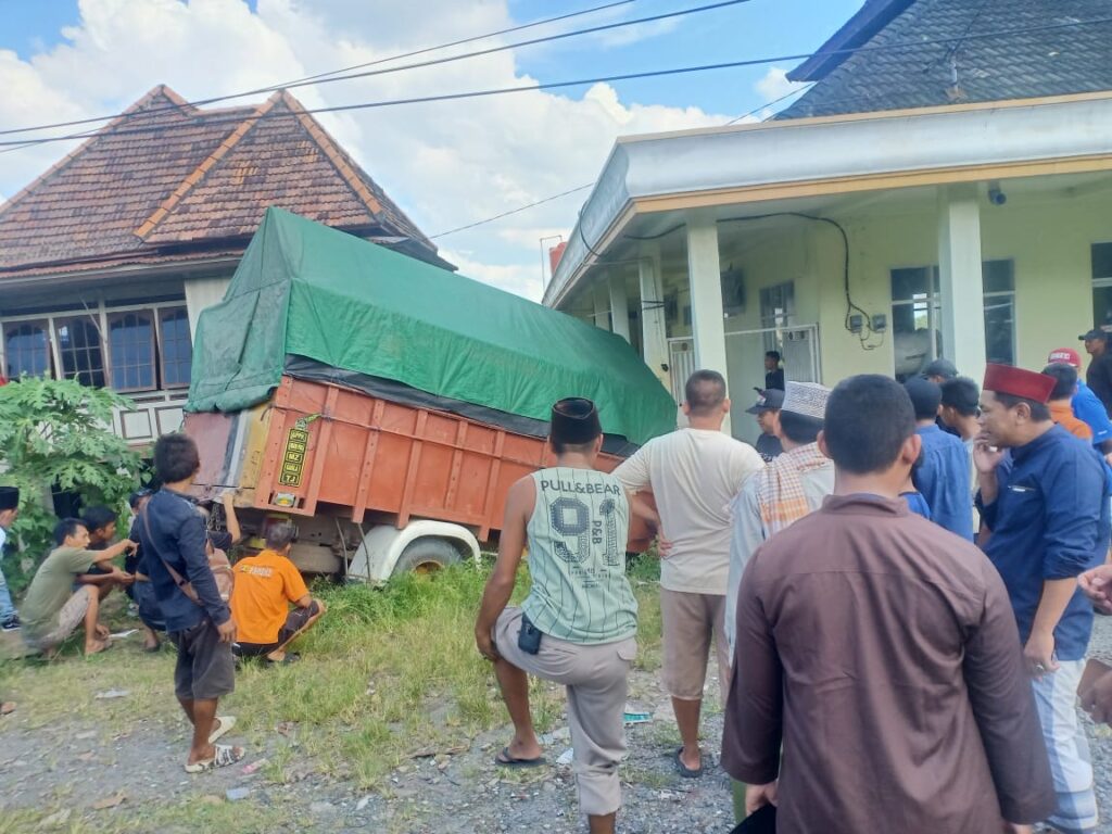 Truk Bermuatan Beras Tabrak Masjid