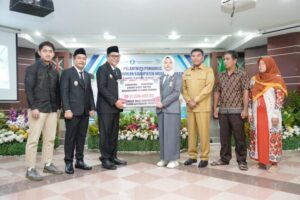 Serahkan Bantuan Living Cost Rp27,6 Juta ke Mahasiswa Asal Muba