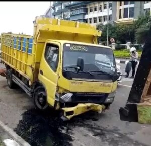 Kecelakaan Tunggal Truk di Fly Over Simpang Bandara, Sopir Selamat