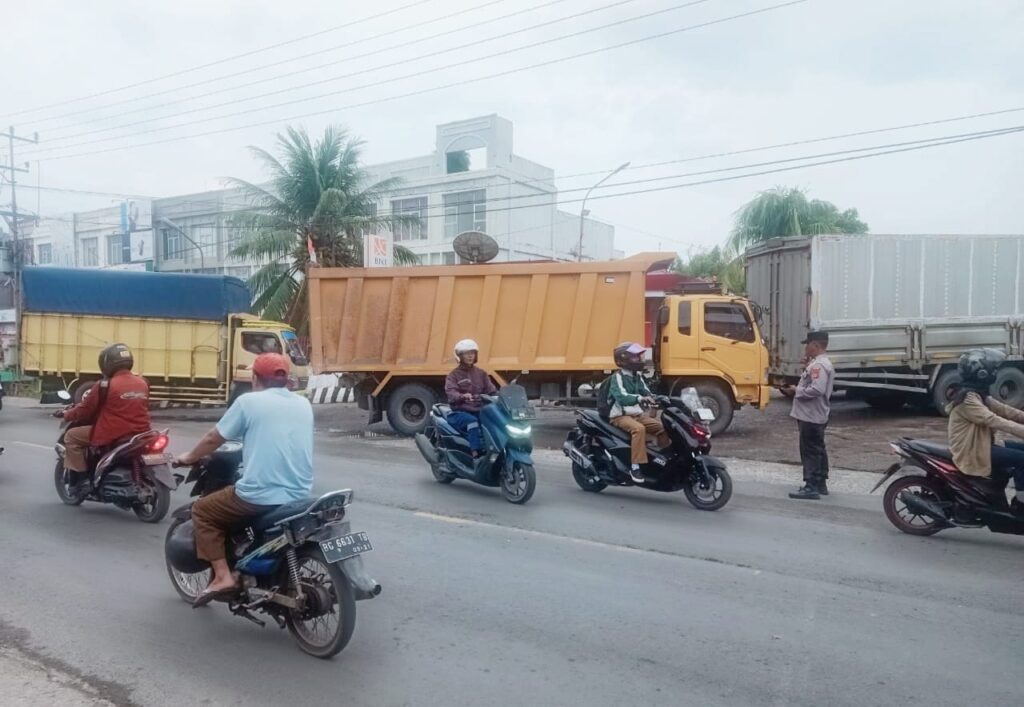 Antrean Panjang Truk Solar di SPBU Indralaya Picu Kemacetan