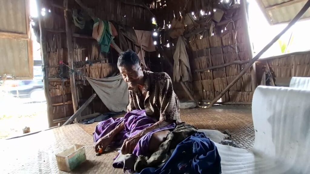 Senja di Gubuk Reyot: Kisah Endan, Lansia Yang Hidup Sebatang Kara di Pemulutan