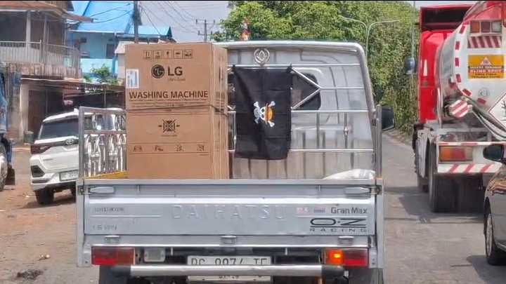 Pikap Kibarkan Bendera One Piece di Jalinsum