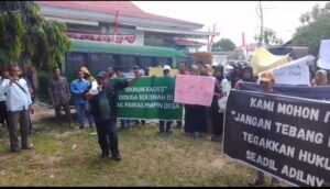 Puluhan Warga Desak Bupati Copot Kades Ulak Segara Diduga Terlibat Kasus Perzinaan