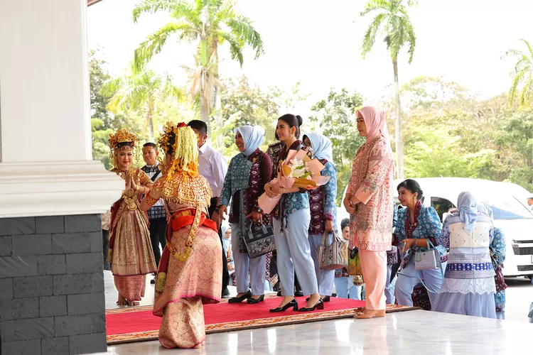 Istri Wapres RI Selvi Gibran Kagum Songket Palembang