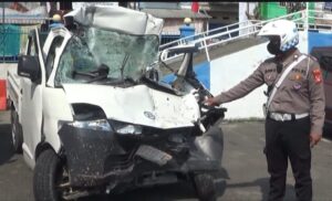 Truk Fuso Parkir Sembarangan, Pick Up Pengangkut Sayur Tabrak: 1 Tewas, Sopir Luka