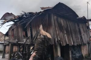 Diterjang Hujan Deras dan Angin Kencang, Rumah Warga Pedamaran OKI Ambruk