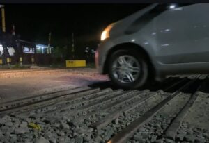 Mobil Di Hantam Kereta di Perlintasan Tak Berpalang Muara Enim