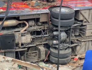 Bus Sinar Dempo Jurusan Jakarta-Pagaralam Oleng Masuk Jurang