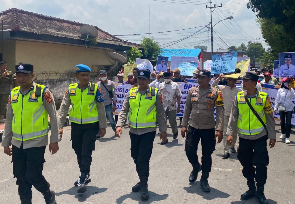 Ratusan Warga Gelar Aksi Damai di PN Kayuagung, Tuntut Kades Dibebaskan