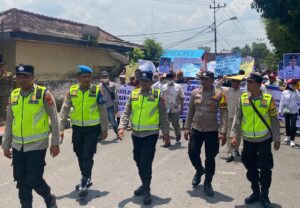 Ratusan Warga Gelar Aksi Damai di PN Kayuagung, Tuntut Kades Dibebaskan