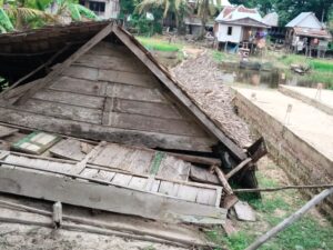 Rumah Roboh Akibat Lapuk Di Ogan Ilir, Warga Terpaksa Bertahan di Reruntuhan