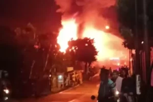 Kebakaran Hebat di Sukaratu Lahat, Satu Rumah Ludes Dilalap Api Saat Hujan Deras