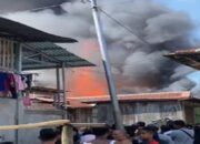 Kebakaran Hebat di Tangga Buntung Palembang, Warga Panik dan Evakuasi Barang