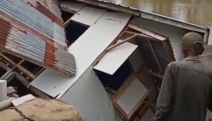 Rumah Pasutri di Ogan Ilir Ambruk ke Sungai Ogan