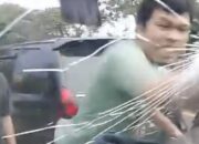 Pengendara Ngamuk Pecahkan Kaca Mobil Pickup Di Jalan Raya