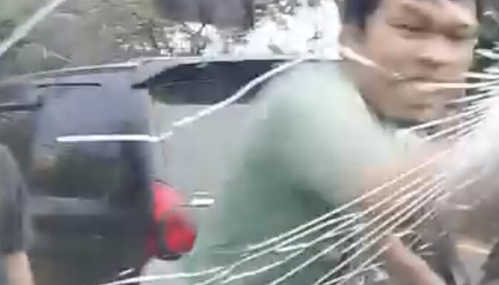 Pengendara Ngamuk Pecahkan Kaca Mobil Pickup Di Jalan Raya