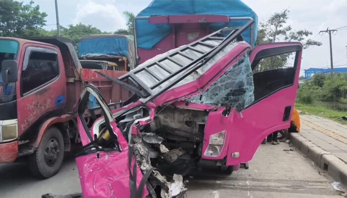 Truk Isuzu Hantam Truk Kontainer Mogok di Palembang, Satu Tewas di Tempat