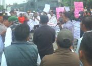 Warga Sukarami Demo di Kejari OKU Selatan, Desak Usut Dugaan Korupsi Dana Desa