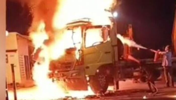 Mobil Towing Alat Berat di Palembang Ludes Terbakar