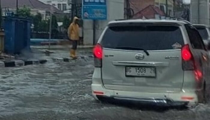 Hujan Deras Guyur Palembang, Sejumlah Jalan Tergenang dan Macet Parah