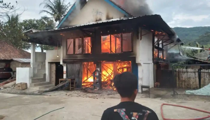 Detik Mencekam Kebakaran di Ulu Ogan: Rumah Ludes, Mobil Terbakar