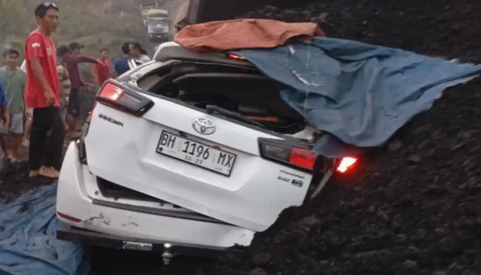 Dua Tewas, Empat Luka Usai Dump Truk Batubara Terguling Timpa Innova di Muba