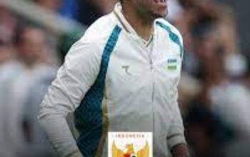 Diplomasi Budaya di Ibukota: Pelatih Uzbekistan, Timur Kapadze, Tunaikan Salat Jumat di Istiqlal dengan Batik