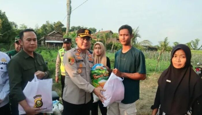 Angin Puting Beliung Terjang Desa Taraman Jaya, Kapolres OKU Timur Salurkan Bansos
