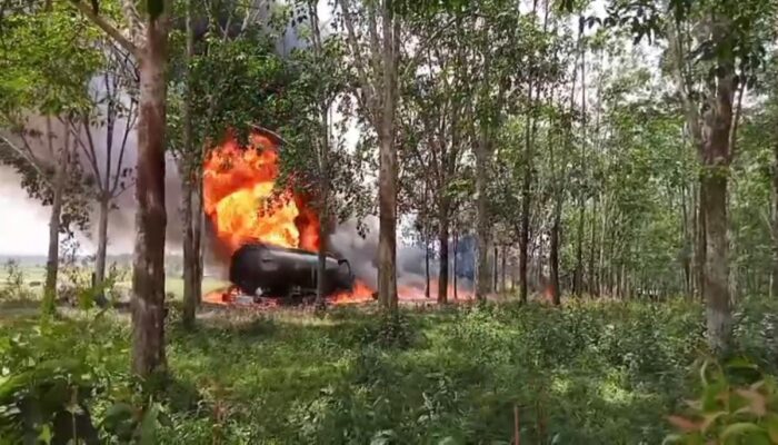 Mobil Tangki Solar Terbakar Hebat di Talang Kelapa, Warga Panik Dengarkan Ledakan