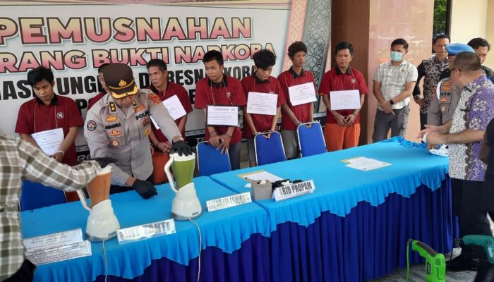 Bandar dan Pengedar Narkoba Tampak Tertawa Saat Pemusnahan BB di Polda Sumsel