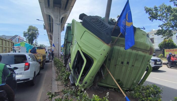 Diduga Mengantuk, Truk Fuso Terbang ke Median dan Hancurkan Tiang Lampu Jalan